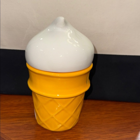 NWT Rae Dunn Ceramic Ice Cream Cone Vanilla Cream Scented Candle 10.8oz w/lid - Picture 5 of 11